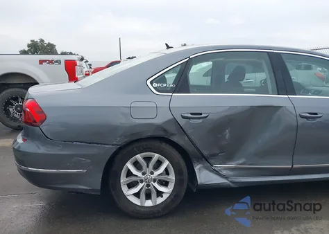 2017 Volkswagen Passat 1.8T S z USA, uszkodzony, nr VIN 1VWAT7A37HC008911
